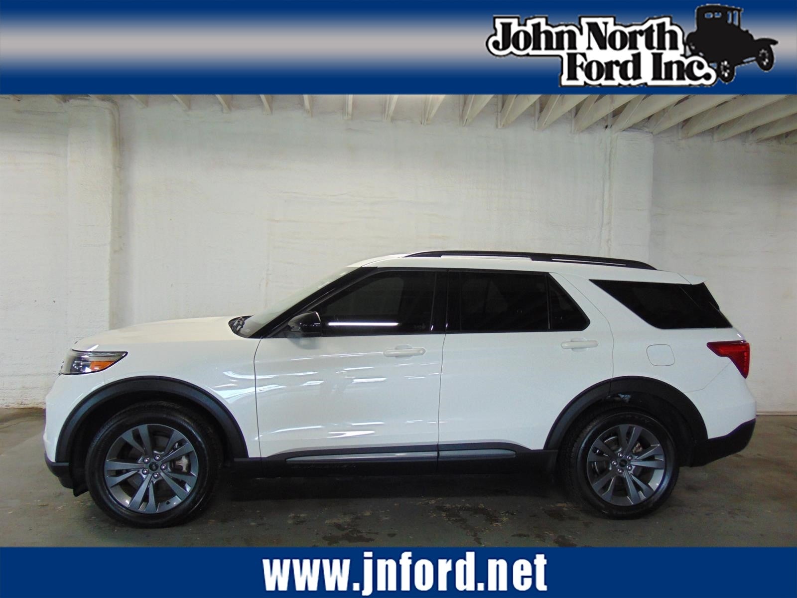 2022 Ford Explorer XLT in Star White Metallic Tri-Coat (Az) — front three-quarter view