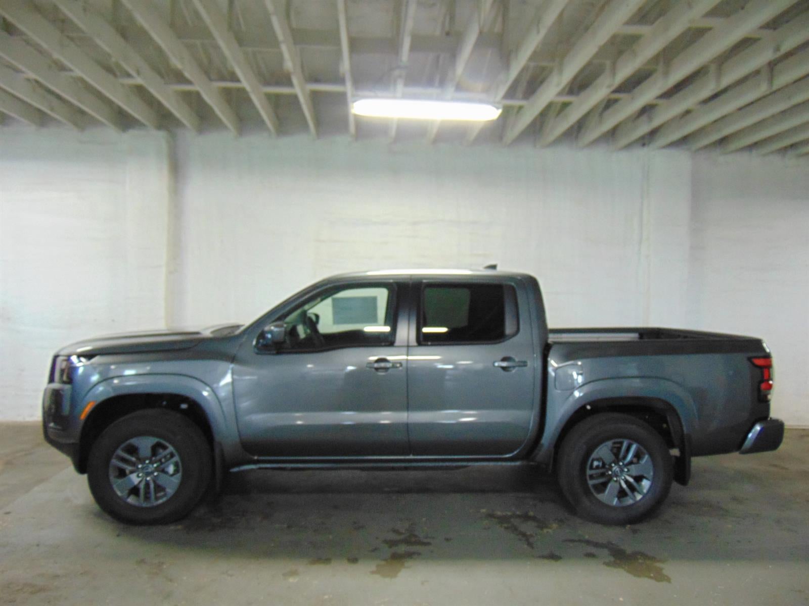 2026 Nissan Frontier CREW CAB 4X4 SV in Gun Metallic Kad — front three-quarter view