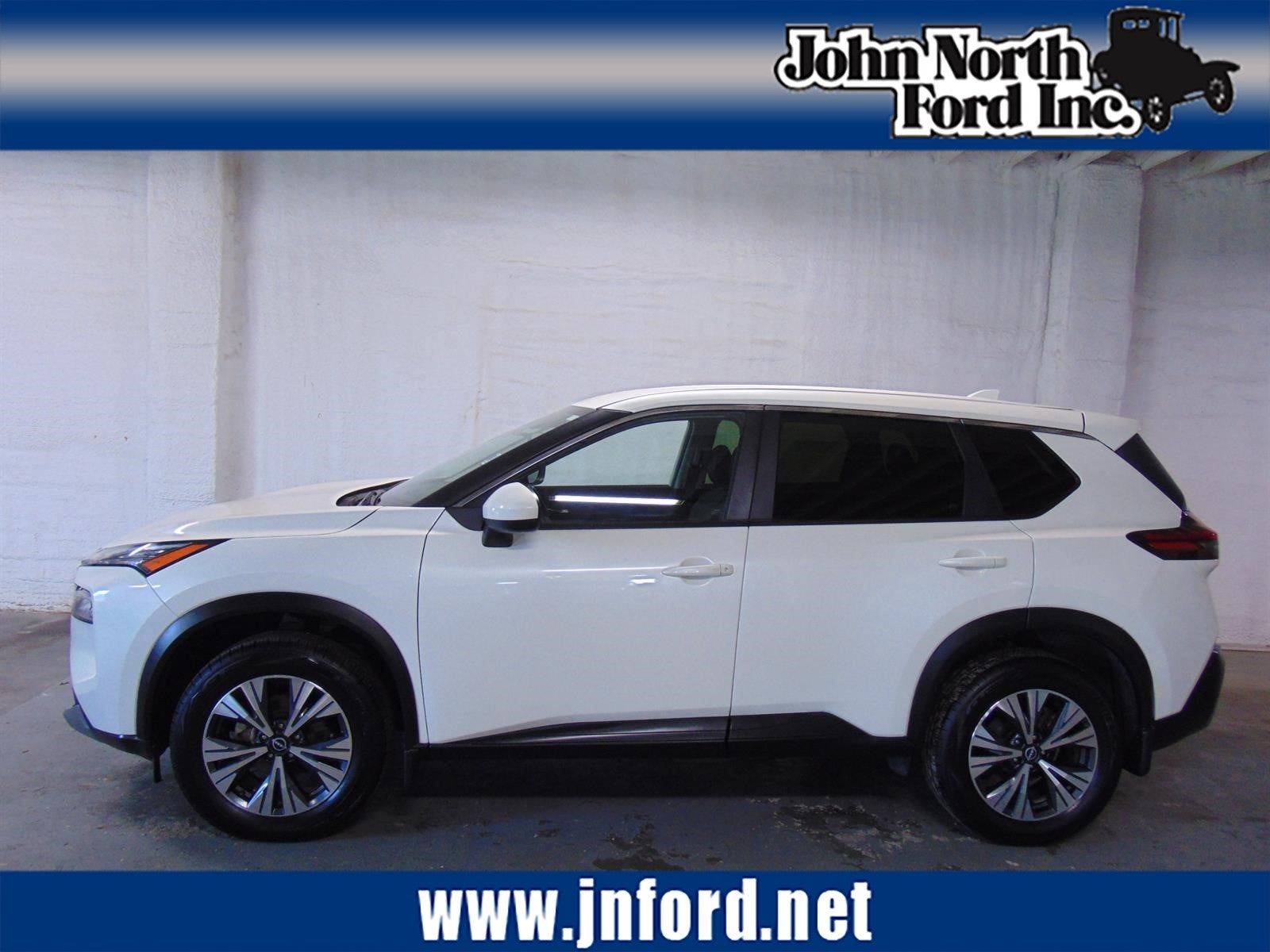 2023 Nissan Rogue SV in Pearl White Tricoat (Qab) — front three-quarter view