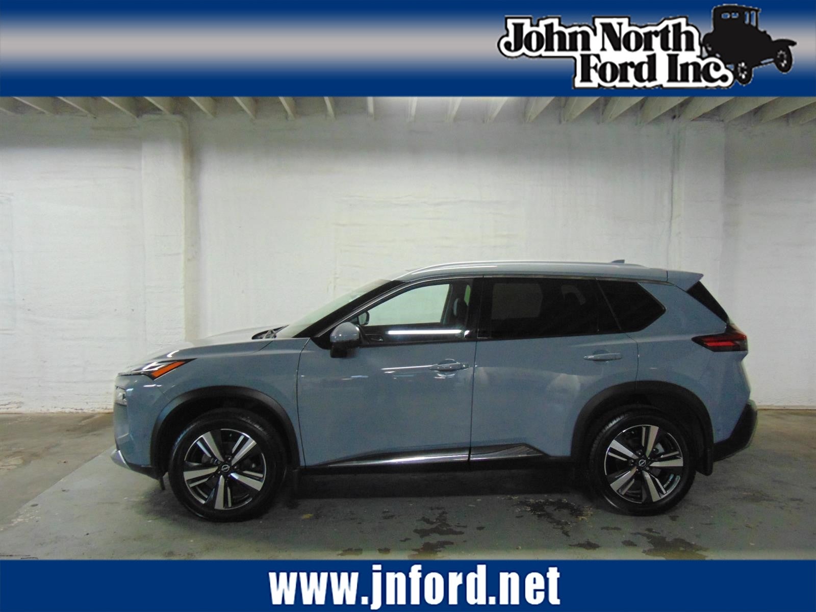 2023 Nissan Rogue Platinum in Boulder Gray Pearl (Kby) — front three-quarter view